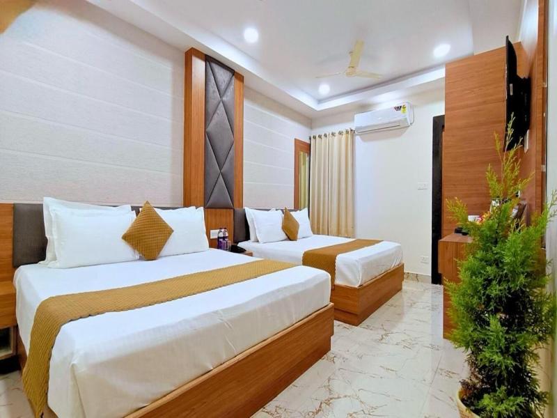 White Panda Hotel Royal Inn image