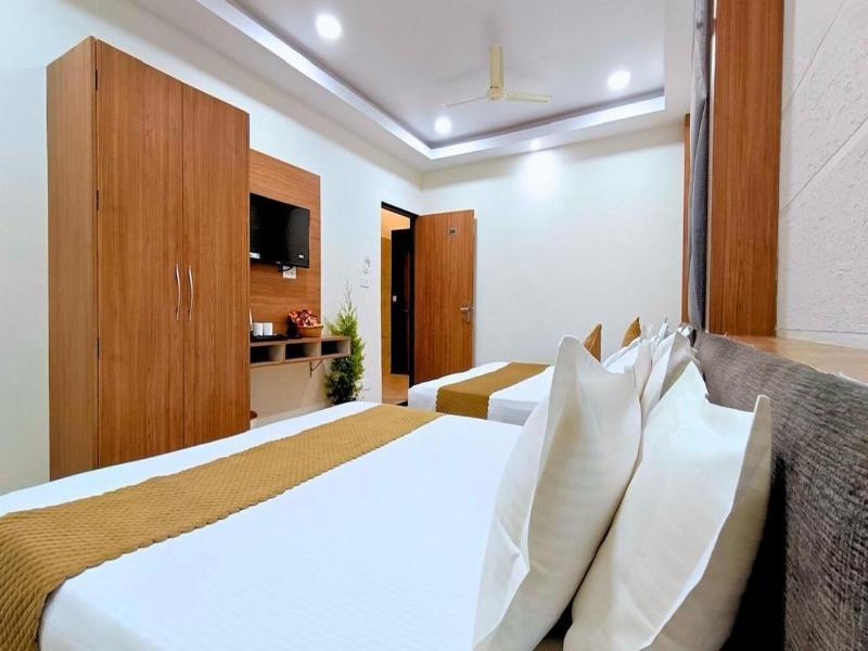 White Panda Hotel Royal Inn image