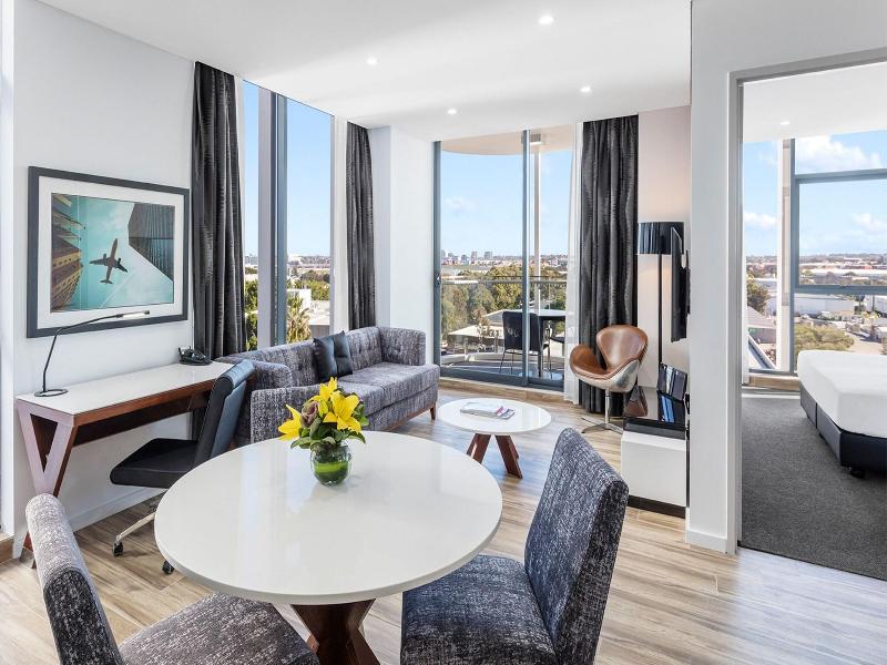 Meriton Suites Mascot Central image