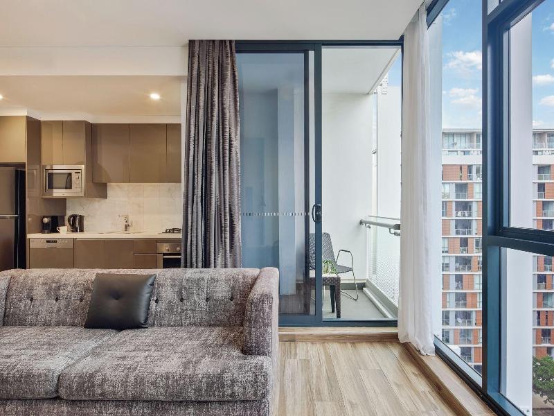 Meriton Suites Mascot Central image