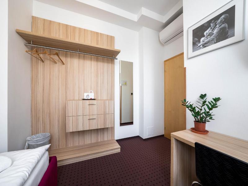 Hotel Akord image