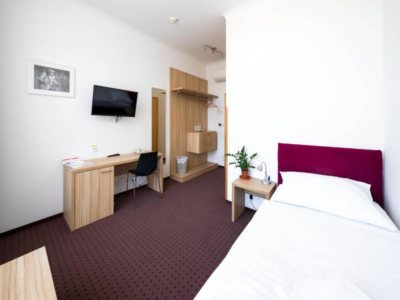 Hotel Akord image