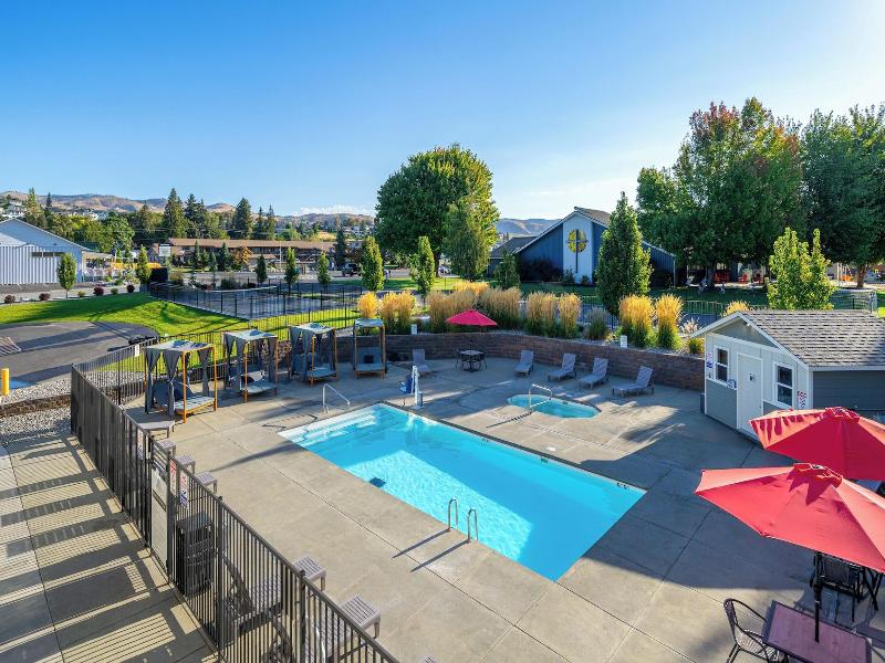 The Lodge Lake Chelan — exterior view