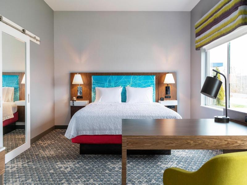 Hampton Inn & Suites By Hilton North Haven image