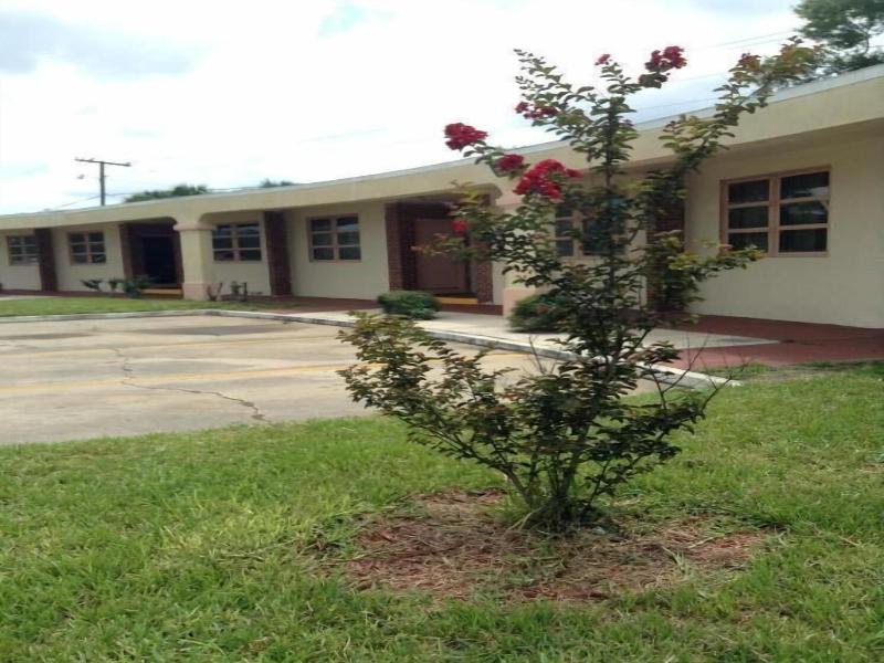Nassau Holiday Motel