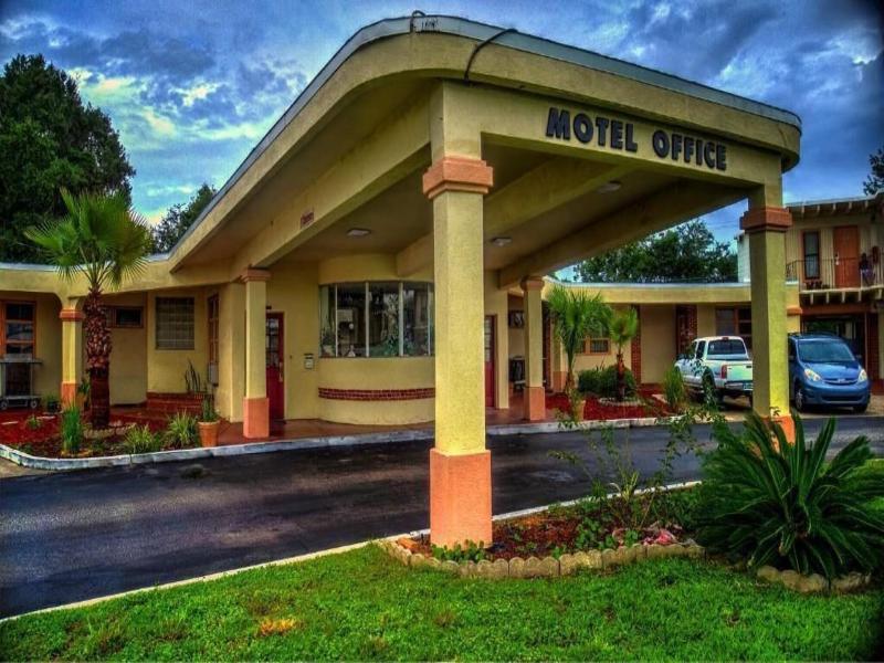 Nassau Holiday Motel