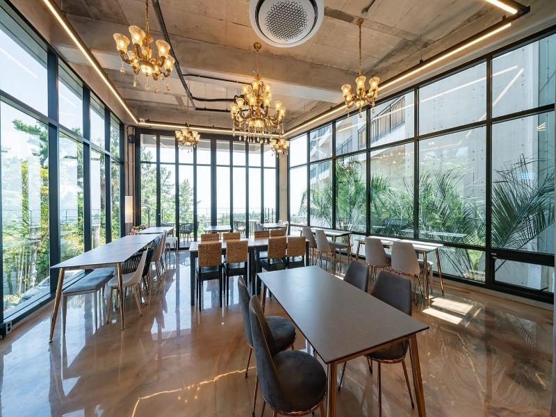 J View Hotel