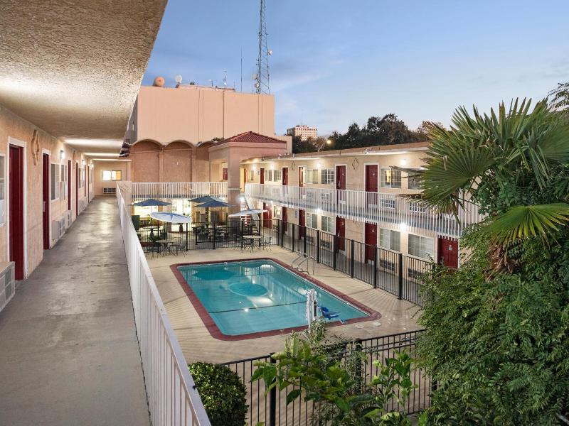 Dream Inn image