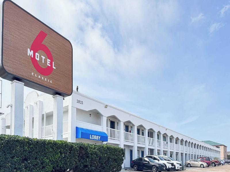 Motel 6 Classic Galveston, TX Beach-Seawall GA