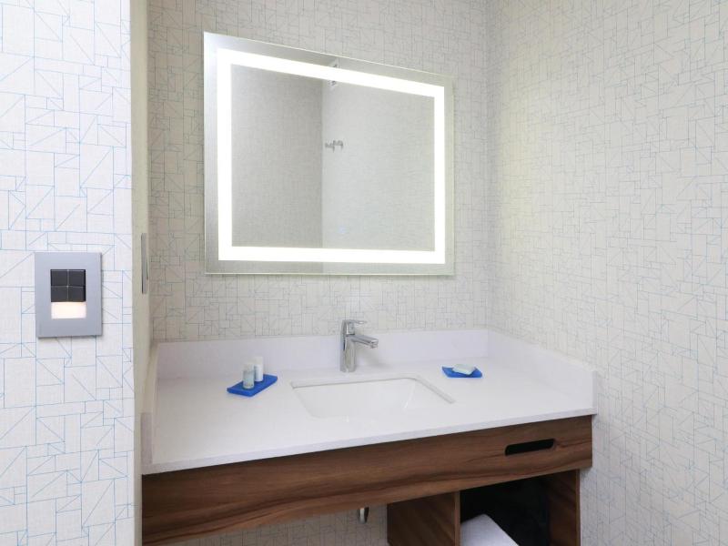 Holiday Inn Express Monterrey Fundidora By Ihg image
