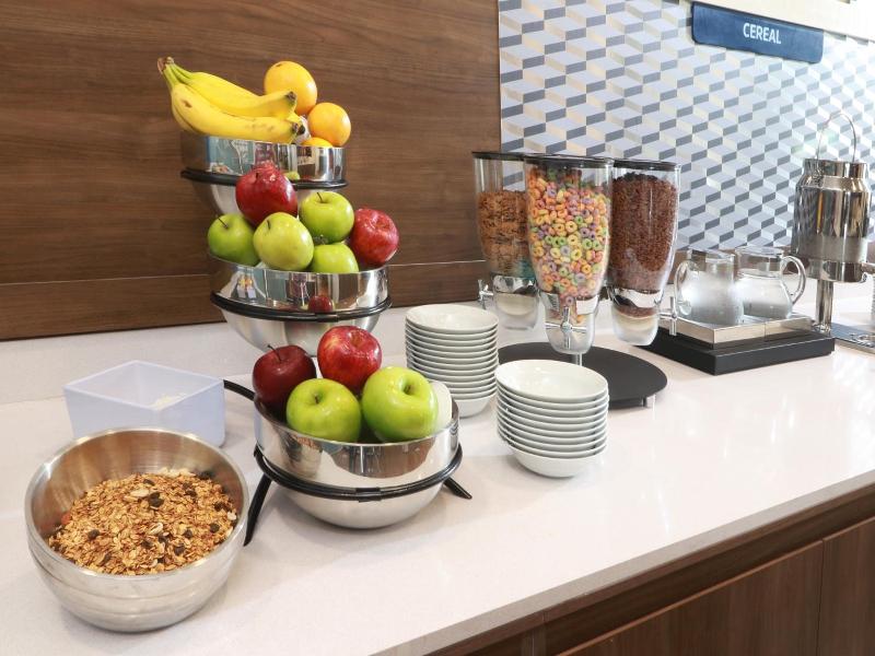 Holiday Inn Express Monterrey Fundidora By Ihg image