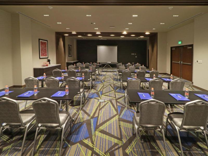 Holiday Inn Express Monterrey Fundidora By Ihg image