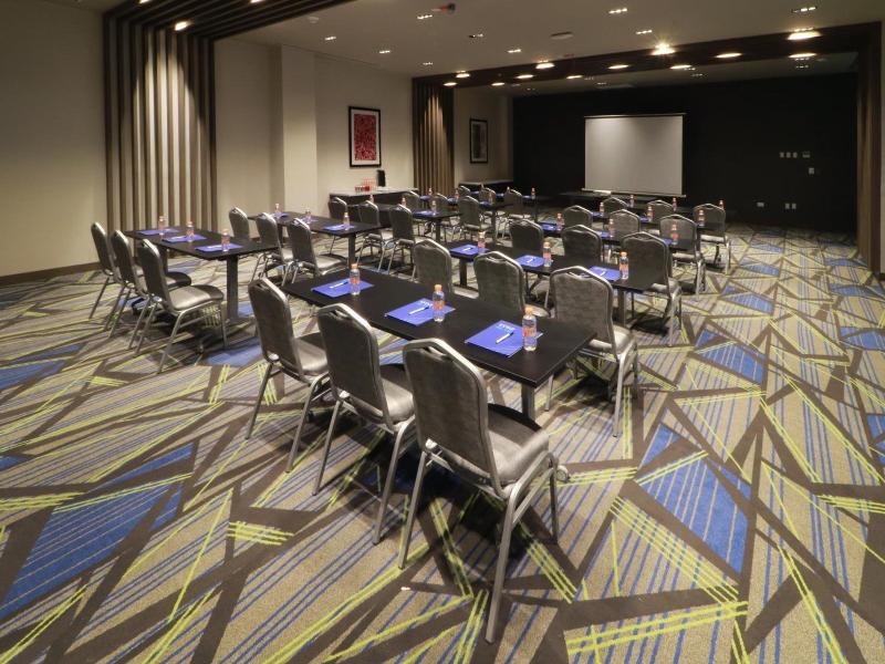Holiday Inn Express Monterrey Fundidora By Ihg image