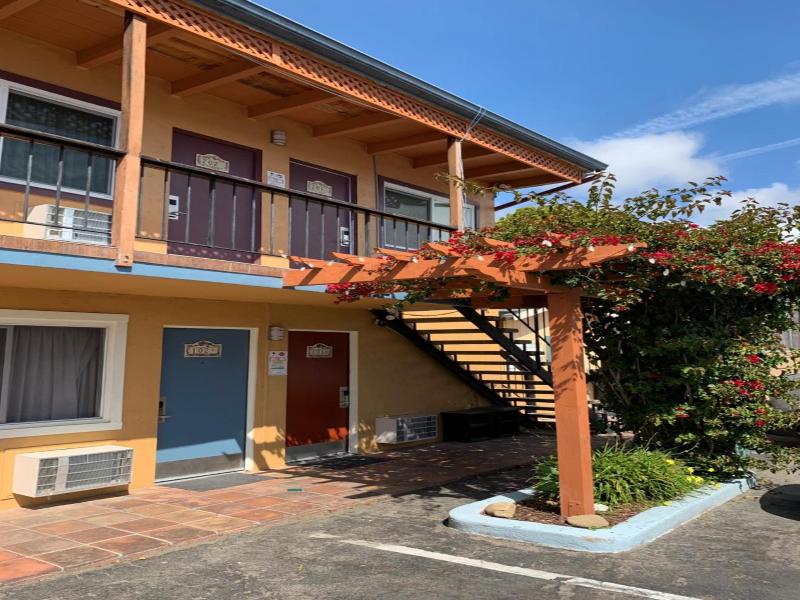Sandyland Reef Inn image