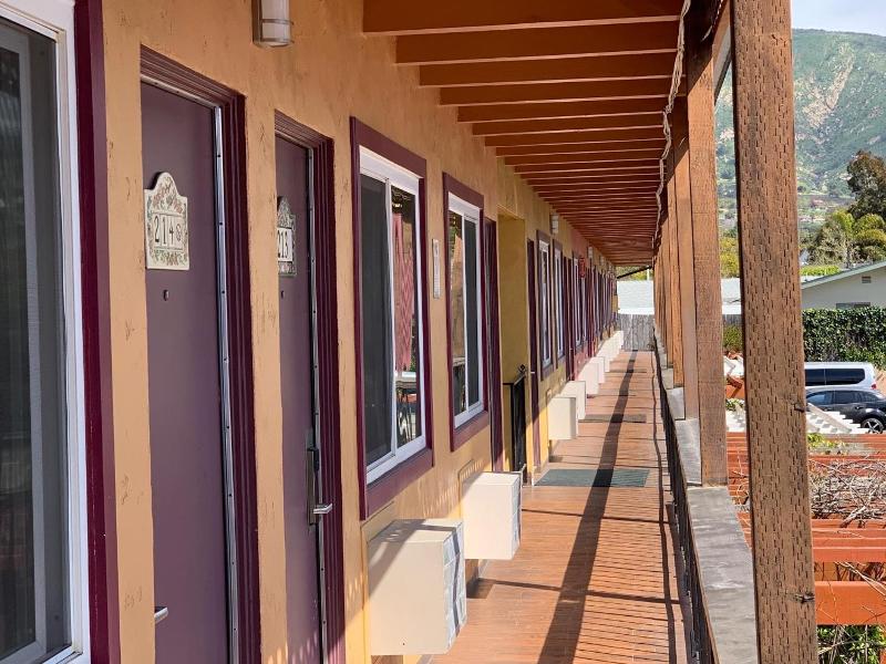 Sandyland Reef Inn image
