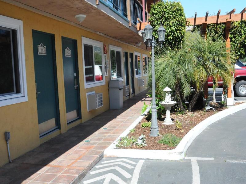 Sandyland Reef Inn image