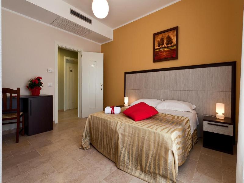 Hotel La Campana image