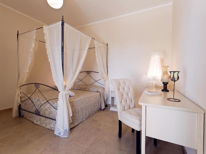 Hotel La Campana image