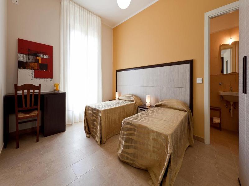 Hotel La Campana image