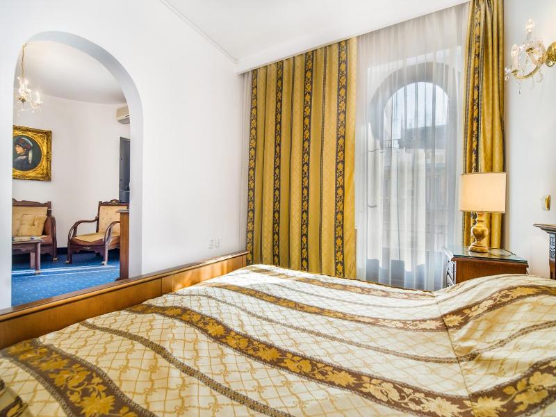 Hotel Carpati Imparatul Romanilor image