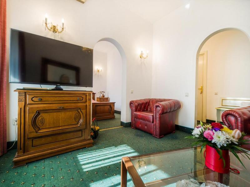 Hotel Carpati Imparatul Romanilor image