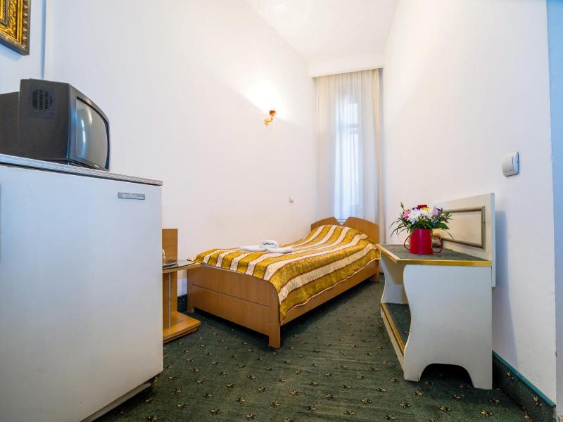Hotel Carpati Imparatul Romanilor image