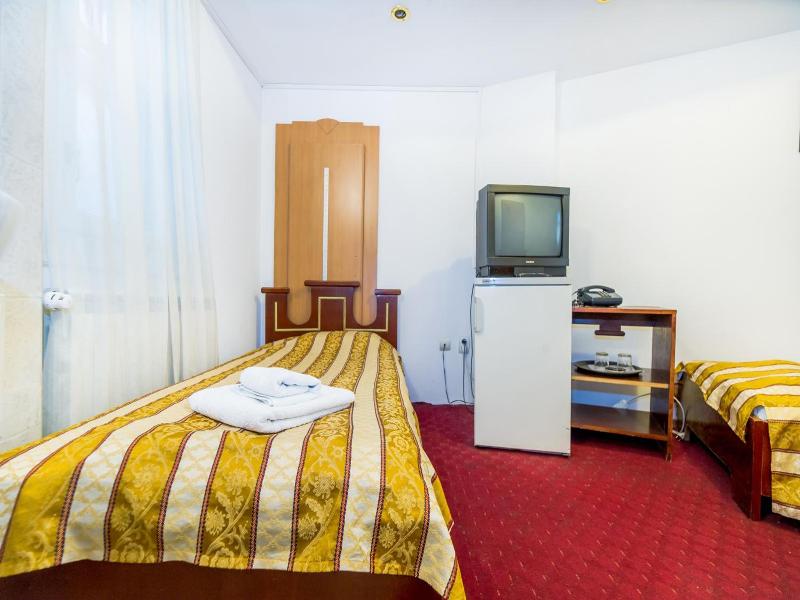 Hotel Carpati Imparatul Romanilor image
