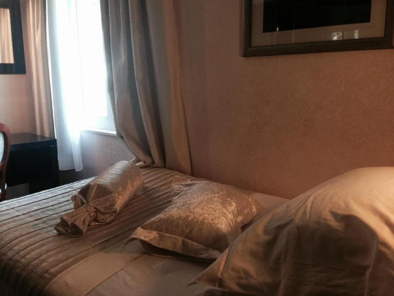 Hotel Consul image
