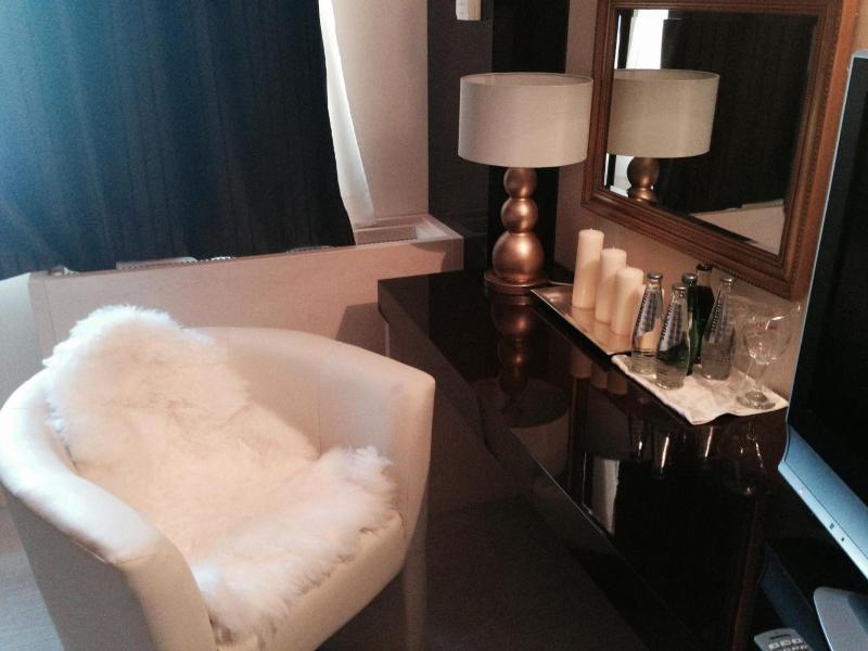 Hotel Consul image