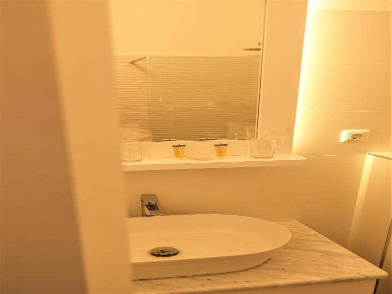 Hotel Consul image