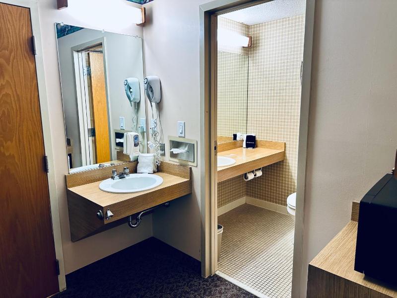 Ivey S Motor Lodge image