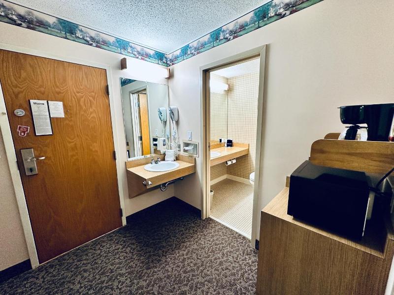 Ivey S Motor Lodge image