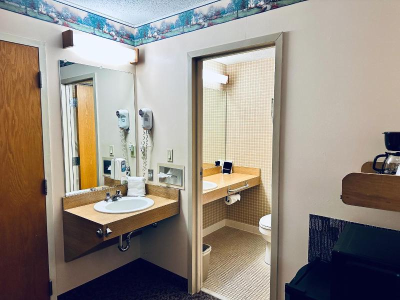 Ivey S Motor Lodge image