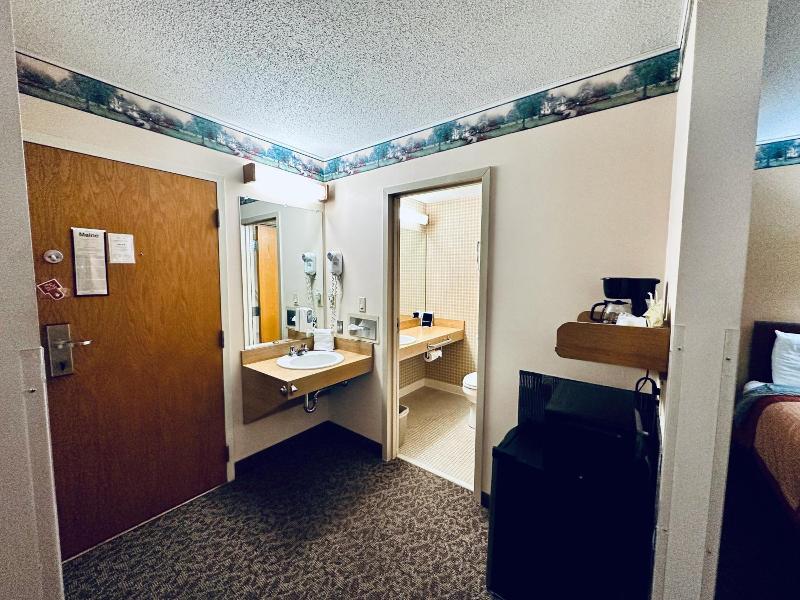 Ivey S Motor Lodge image