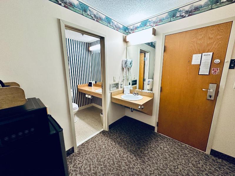 Ivey S Motor Lodge image