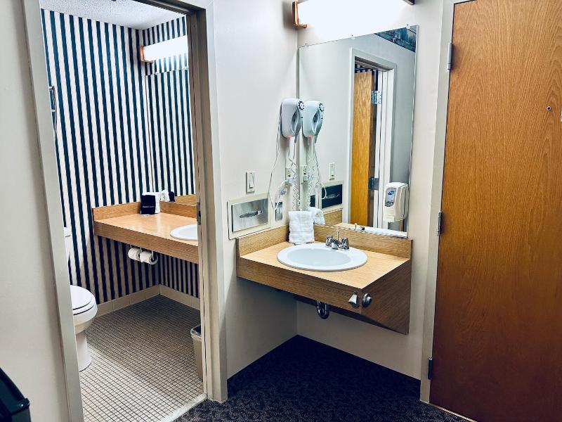 Ivey S Motor Lodge image
