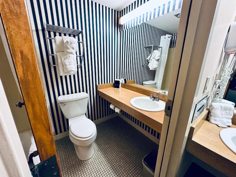 Ivey S Motor Lodge image