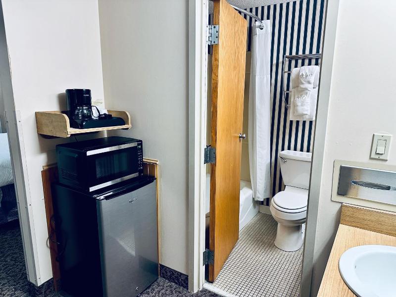 Ivey S Motor Lodge image