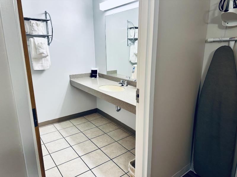 Ivey S Motor Lodge image