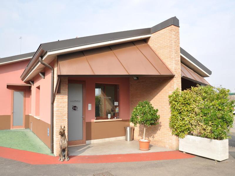 Rimmel Motel image