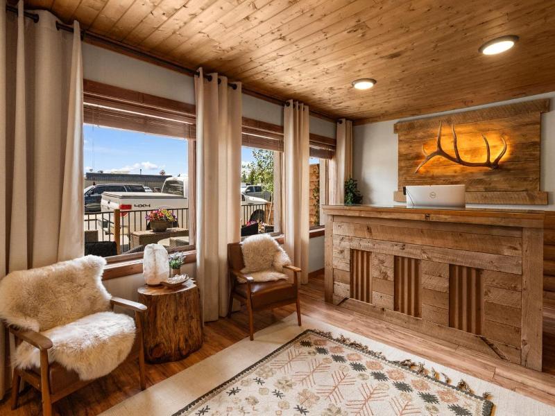 Elkhorn Cabins And Inn image