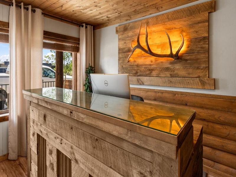 Elkhorn Cabins And Inn image