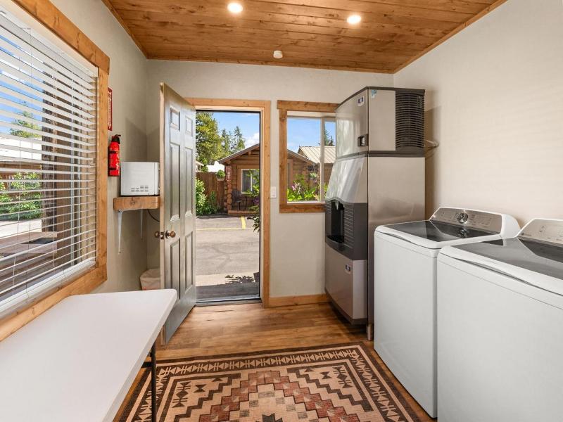 Elkhorn Cabins And Inn image