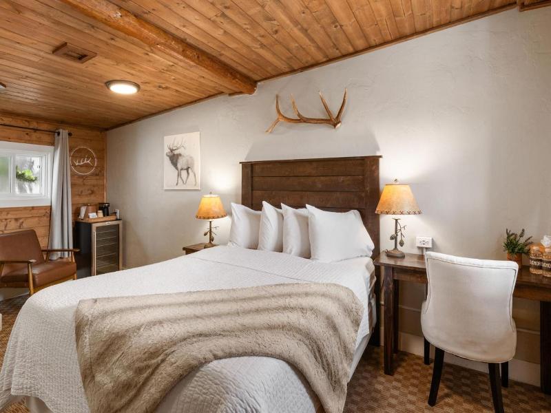 Elkhorn Cabins And Inn image