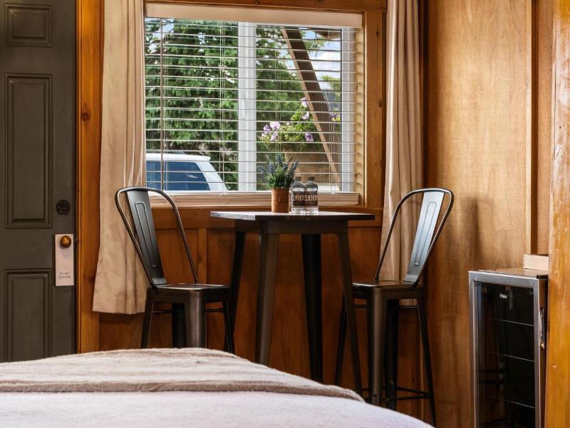Elkhorn Cabins And Inn image