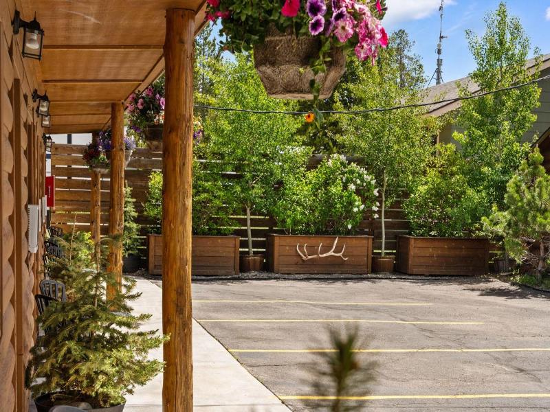 Elkhorn Cabins And Inn image