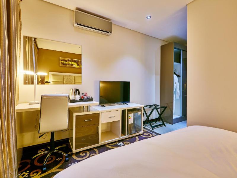 Palm Continental Hotel image