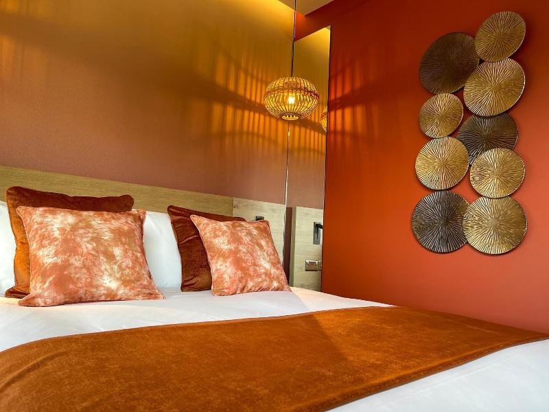 Hex Wildlife Hotel At Yorkshire Wildlife Park image