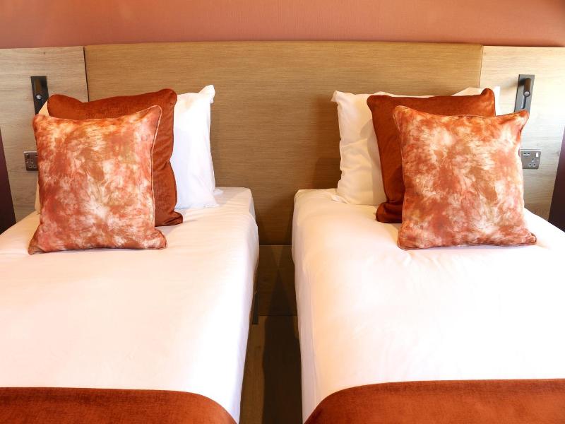 Hex Wildlife Hotel At Yorkshire Wildlife Park image