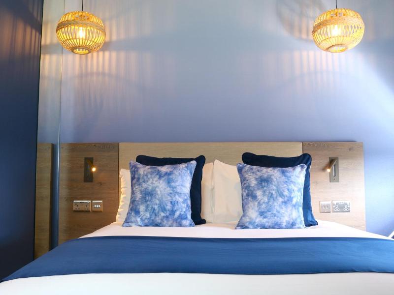 Hex Wildlife Hotel At Yorkshire Wildlife Park image